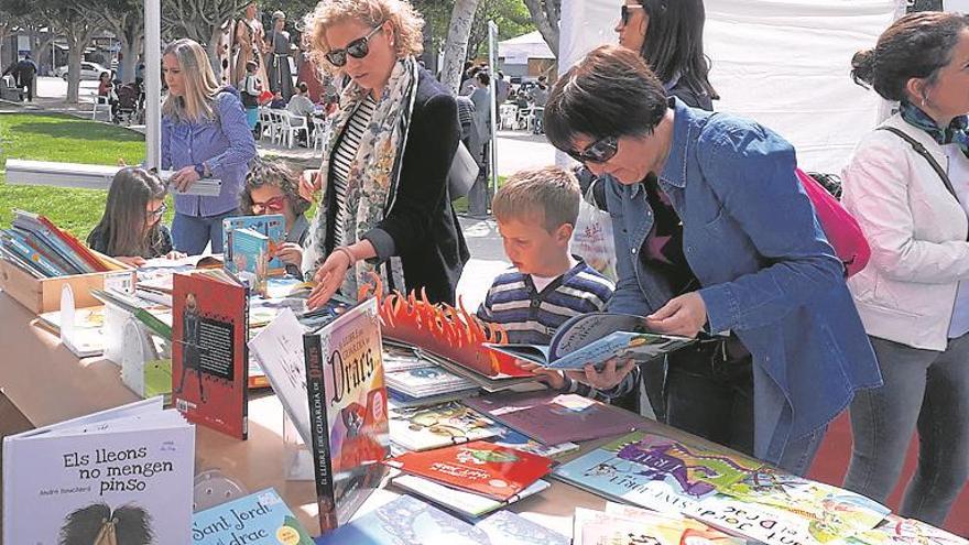 Benicarló difunde en la calle la pasión por la literatura