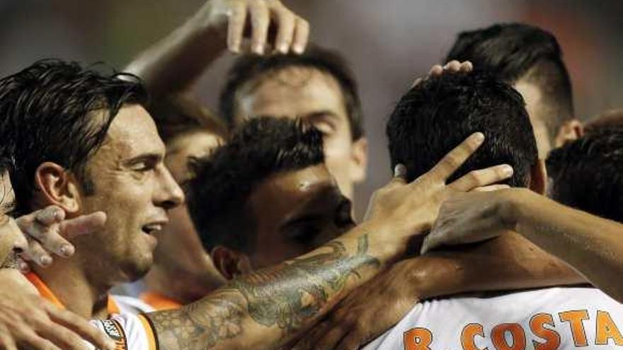 Los jugadores del Valencia felicitan a Ricardo Costa por el gol de la victoria.