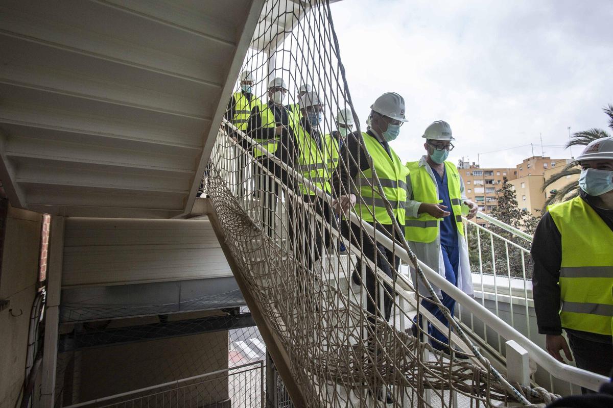 Visita de Puig a la ampliación de urgencias del Hospital de Alicante