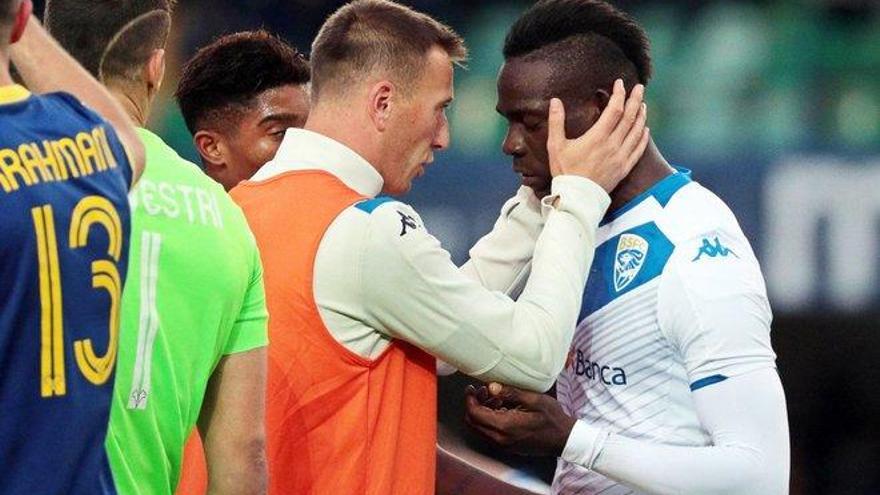 Balotelli amenazó con irse al vestuario tras unos insultos racistas