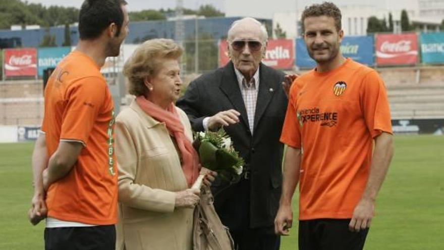 Eizaguirre y su mujer, junto a Marchena y Baraja en Paterna.