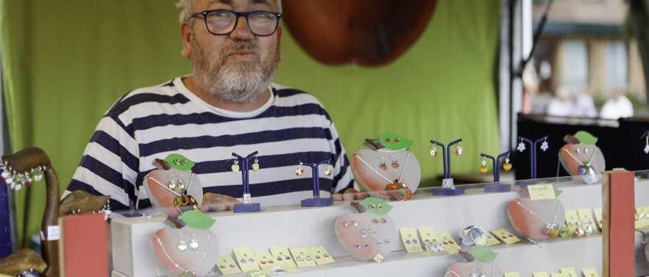 Ismael Marcos con algunas de sus creaciones en el Festival de la Sidra de la semana pasada.