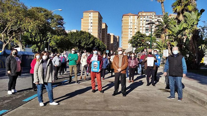 Vecinos de Huelin, ayer, en el SARE de la calle Pintor de la Fuente Grima.