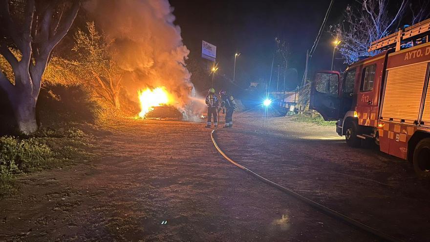 Hallan un cuerpo apuñalado en una furgoneta calcinada en Málaga