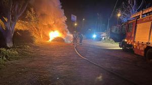 Los bomberos trabajan en la extinción del incendio de la furgoneta.