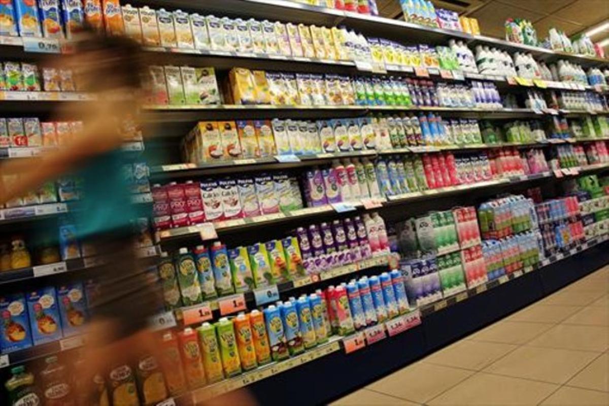 Lineal de refrescos en una superfície comercial.