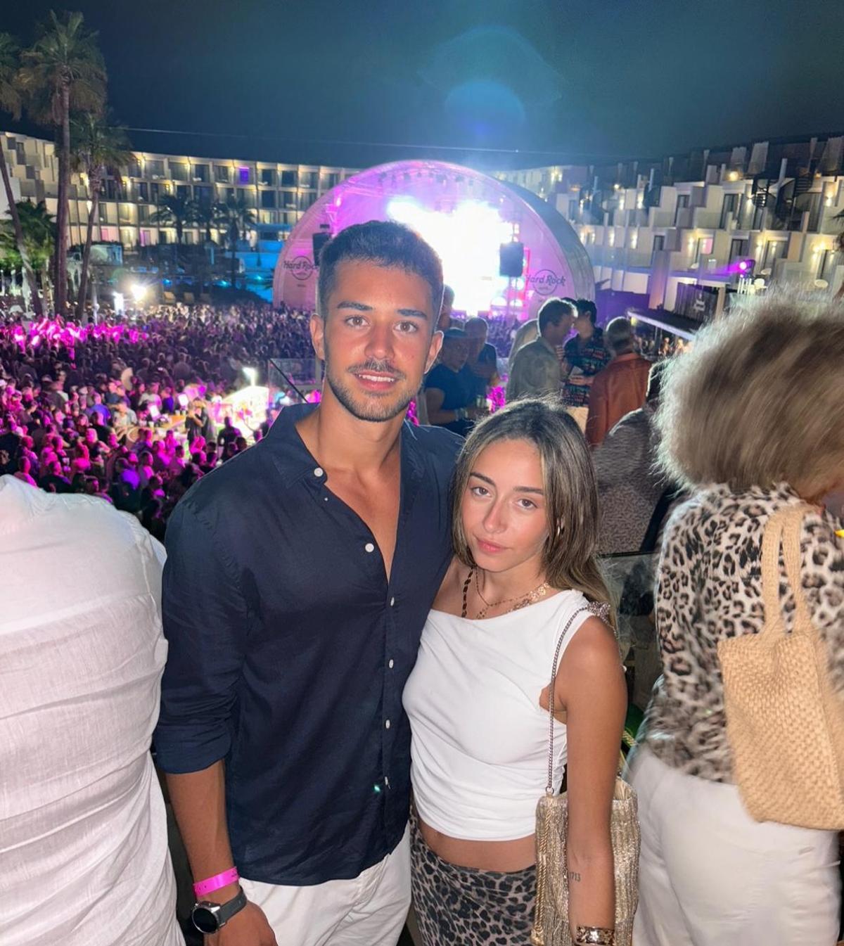 Las imágenes más románticas de Álex Palau y Ainhoa, la pareja de Ibiza que va a la Isla de las tentaciones