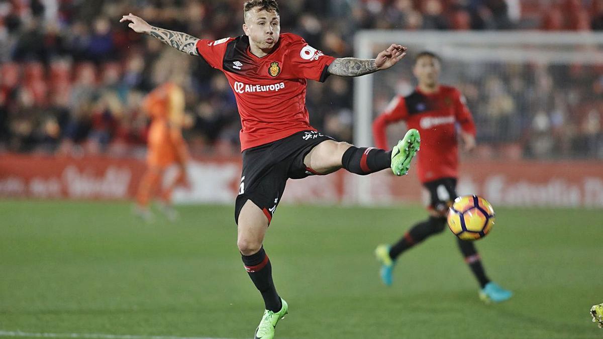 Angeliño trata de controlar el balón en un partido con el Mallorca ante el Rayo en 2017.