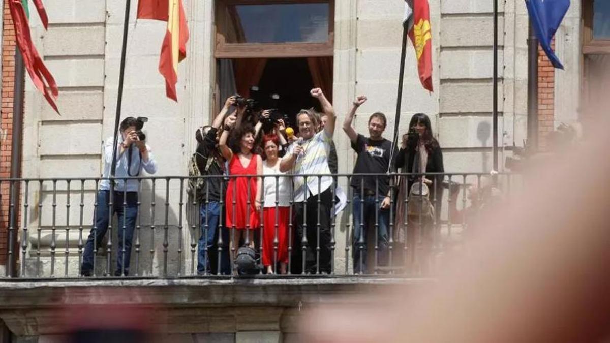 Junio de 2015. Guarido, recién elegido alcalde; Laura Rivera y otros concejales de Izquierda Unida saludan desde el balcón del Ayuntamiento a los zamoranos congregados en la Plaza Mayor