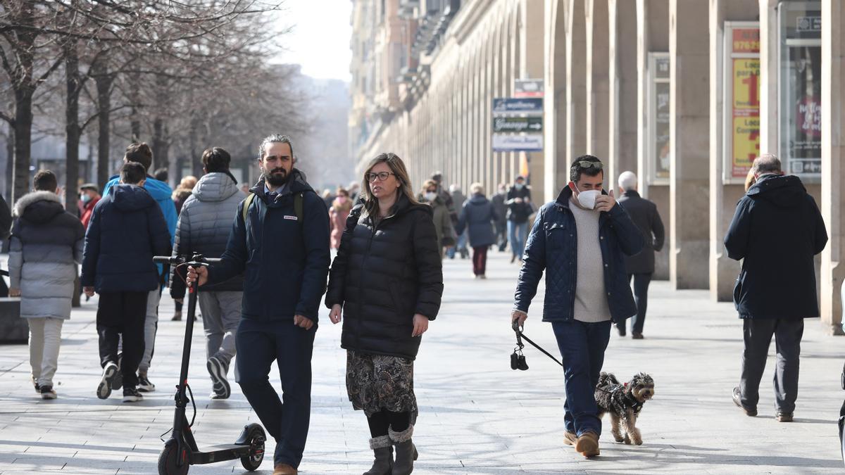 El paseo Independencia de Zaragoza, repleto de viandantes.