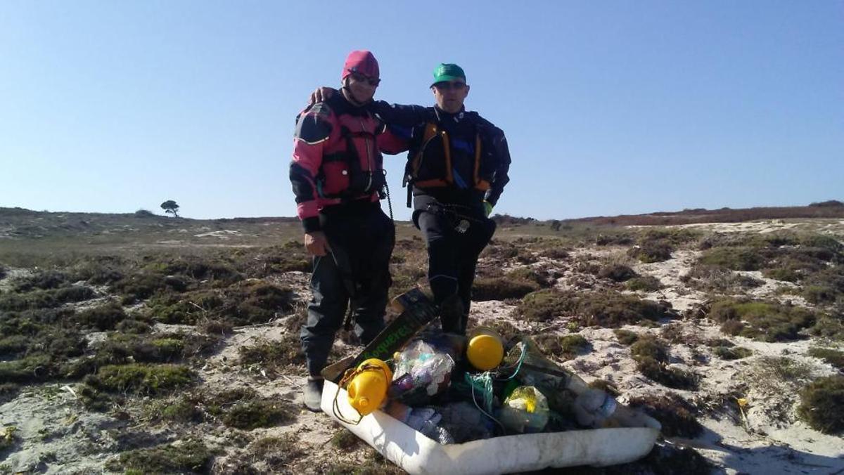 Eliminación de basura marina en Sálvora.