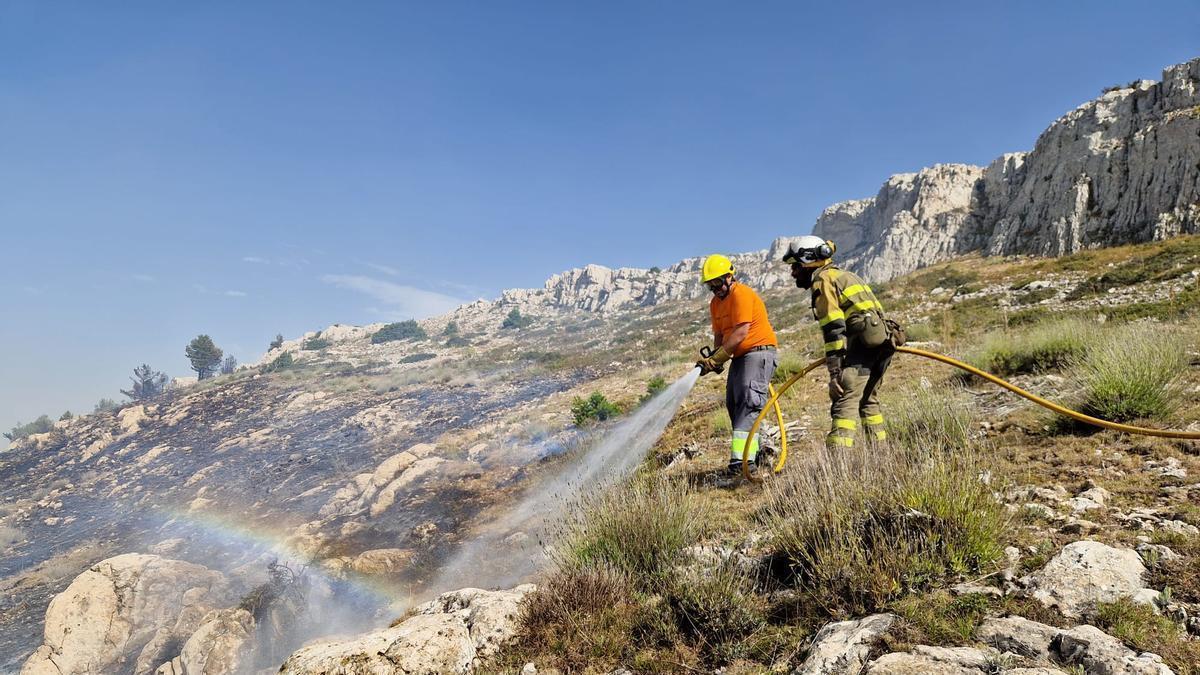Labores de extinción en el incendio de Ejulve.