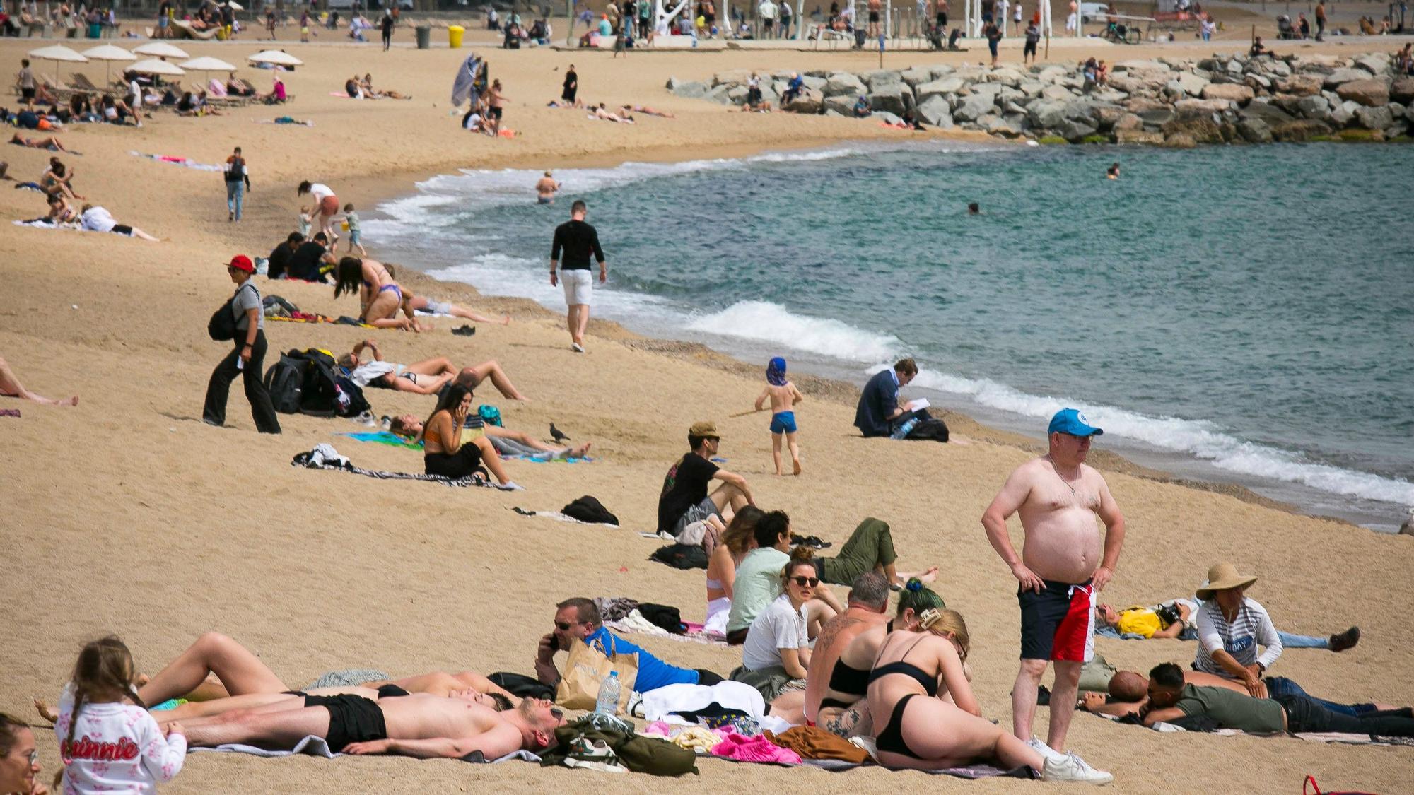 Aspecto de la playa de la Barceloneta el pasado 26 de abril.