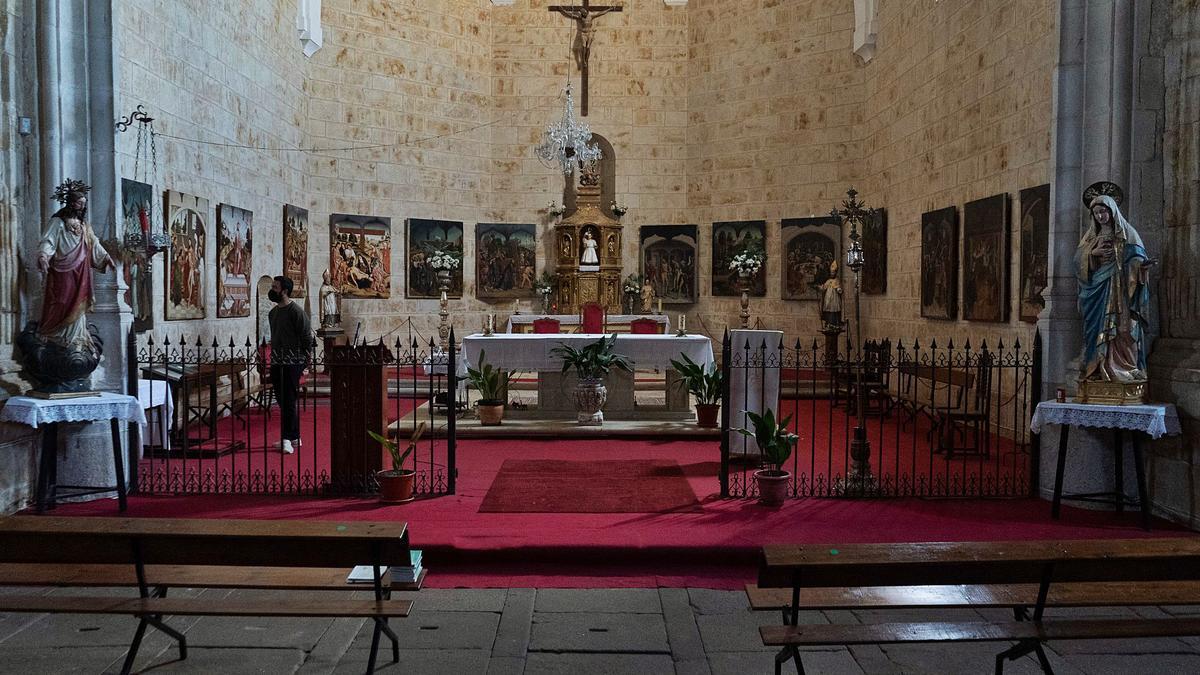 Las once tablas de Fernando Gallego distribuidas en el altar mayor de la iglesia de Arcenillas. | |  JOSÉ LUIS FERNÁNDEZ