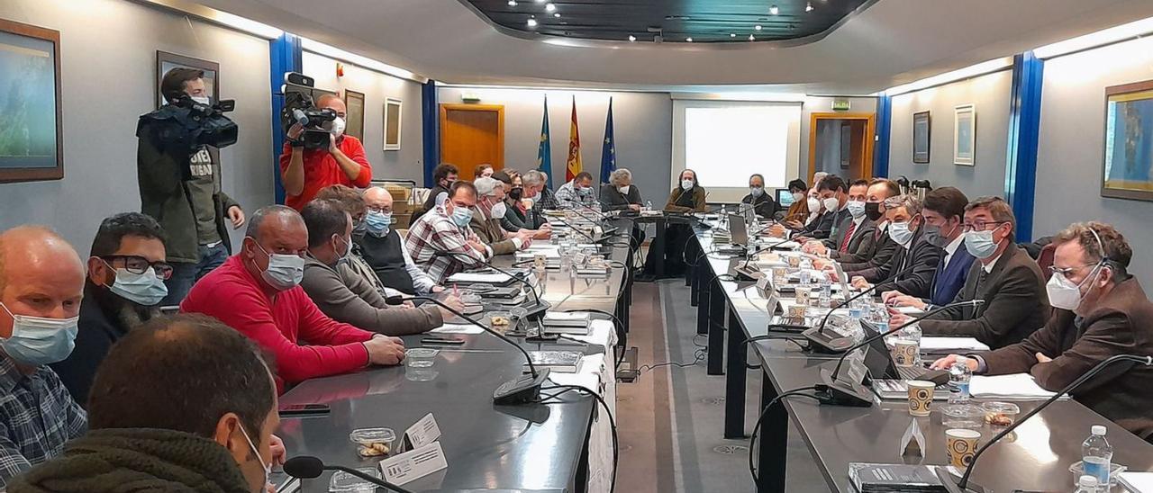 La reunión del patronato en Oviedo, con tres alcaldes asturianos a la izquierda, José Antonio Roque Llamazares (Peñamellera Alta), José Félix Fernández (Amieva) y, de espaldas, José Manuel Fernández Castro (Cangas de Onís).