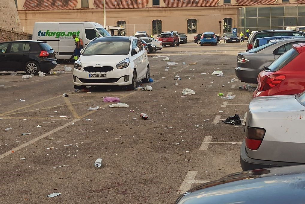 Así ha quedado la zona donde se ha llevado acabo el macrobotellón de Cartagena