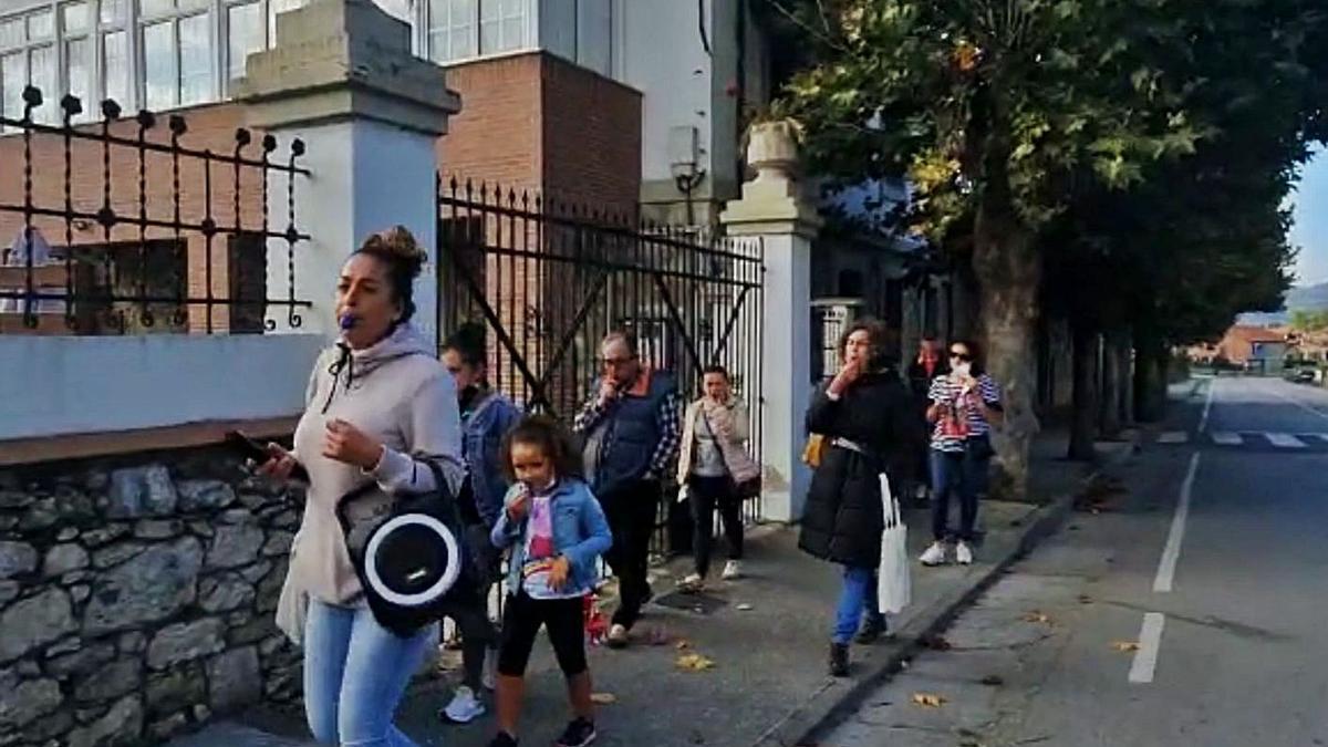 Los vecinos, protestando, en la avenida del Conde de Santa Bárbara de Lugones. | A. I.