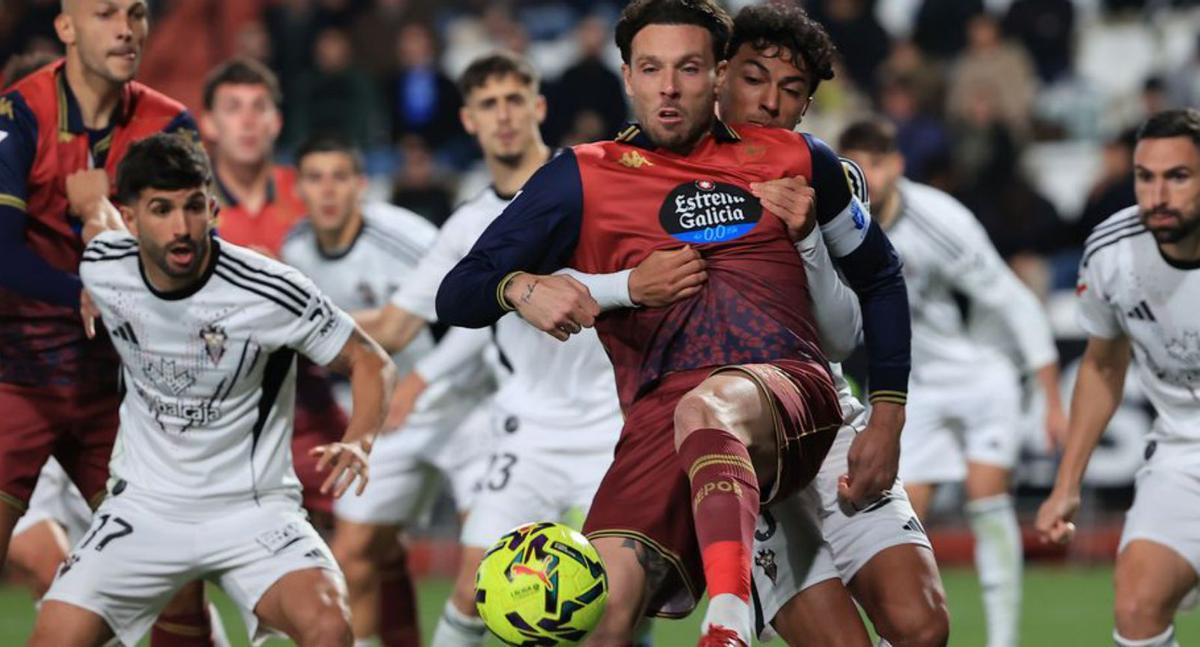 José Ángel disputa una pelota esta temporada.