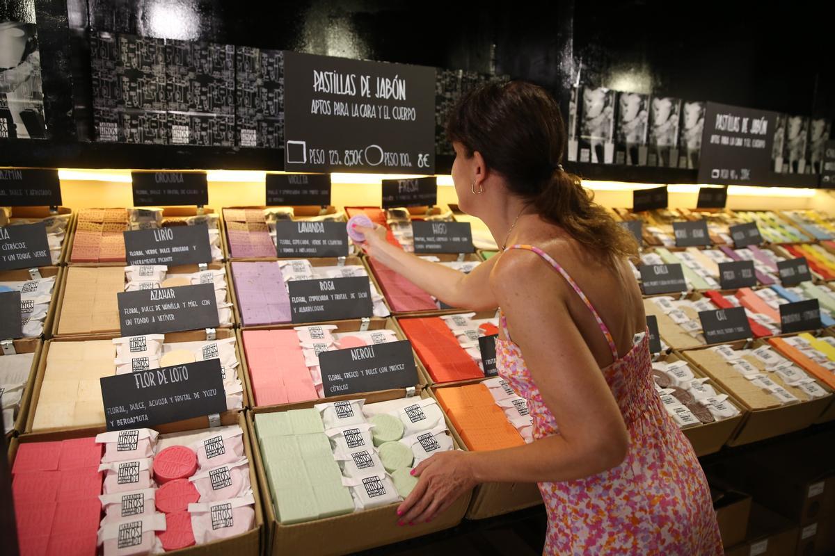 Campaña para promocionar tiendas singulares, como los jabones de Sabater Hnos, entre los turistas alojados en hoteles de Ciutat Vella