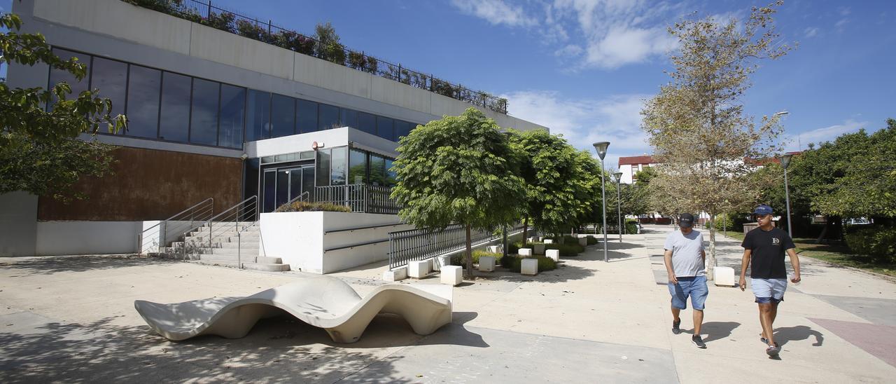 Las instalaciones municipales de la piscina de Vía Parque, este mediodía, cerradas