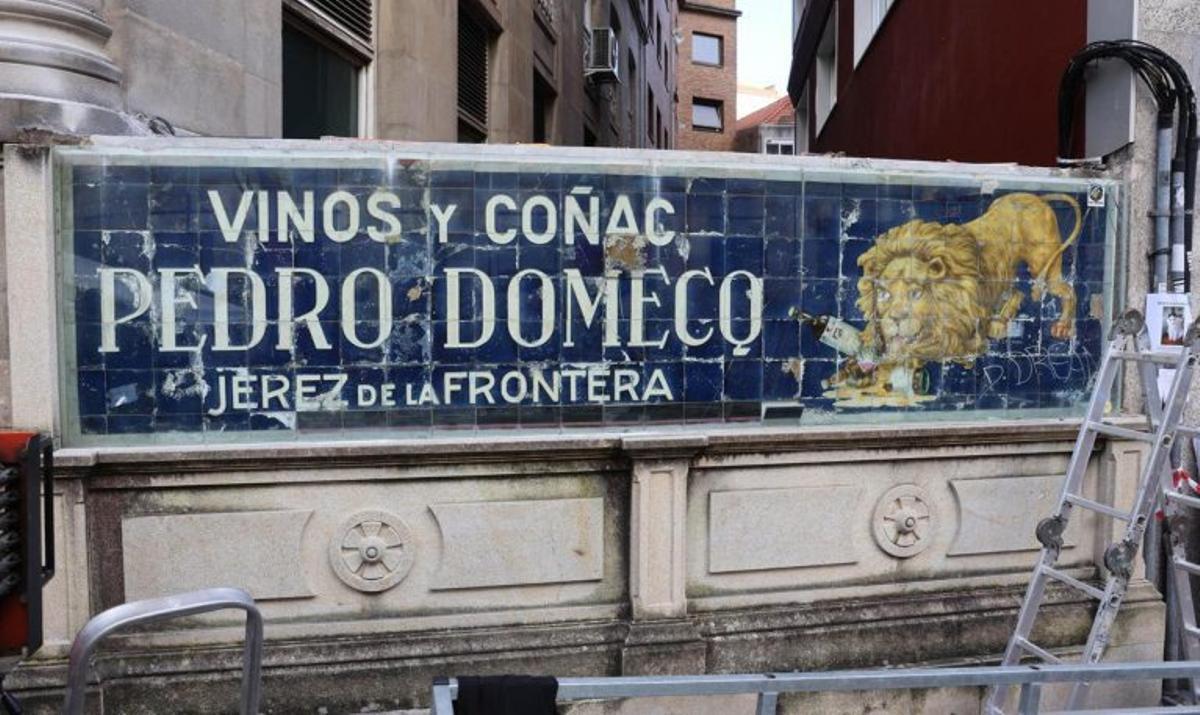 Panel publicitario de Pedro Domecq en Vigo.