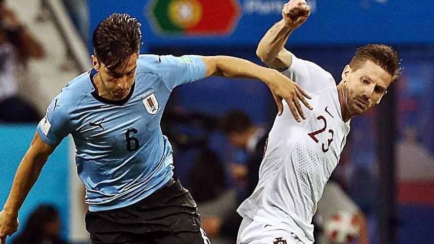 Silva lucha con el uruguayo Bentancur en un partido con la selección de Portugal