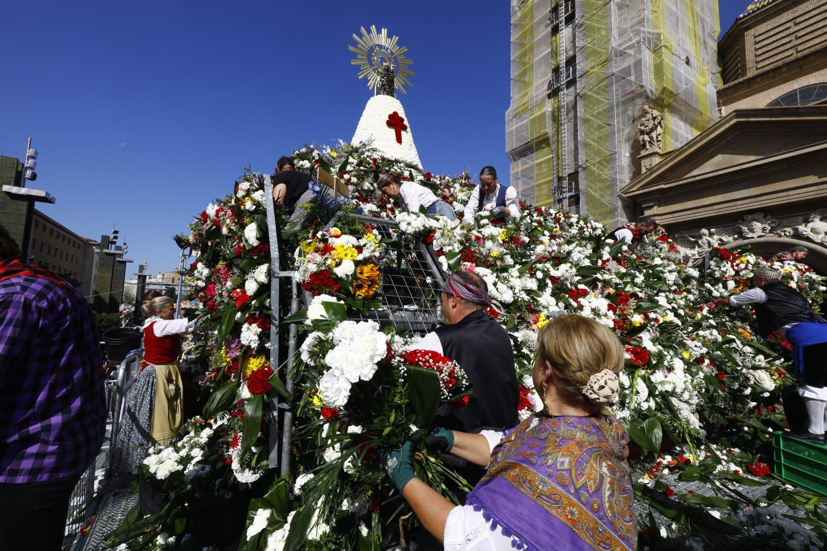En imágenes | Zaragoza vive su día grande con la Ofrenda de Flores a la Virgen del Pilar