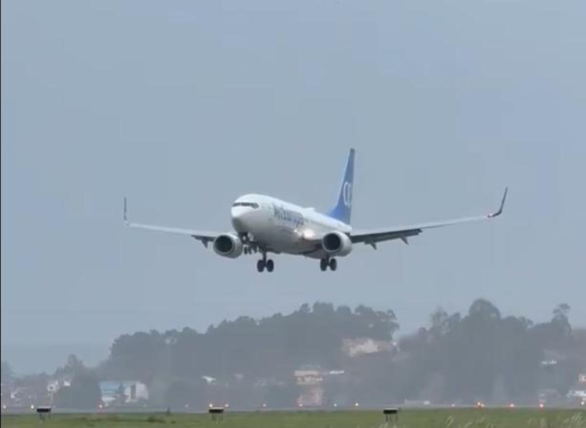Desviado un avión del aeropuerto de A Coruña a Santiago en una jornada de fuertes vientos