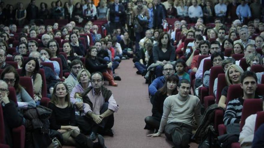 Los boticarios de la provincia de Valencia abarrotaron anoche el Colegio de Médicos.