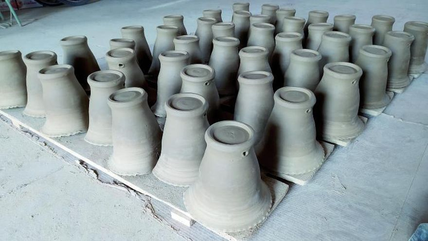 Elaboración de piezas de cerámica en un taller de La Rambla.