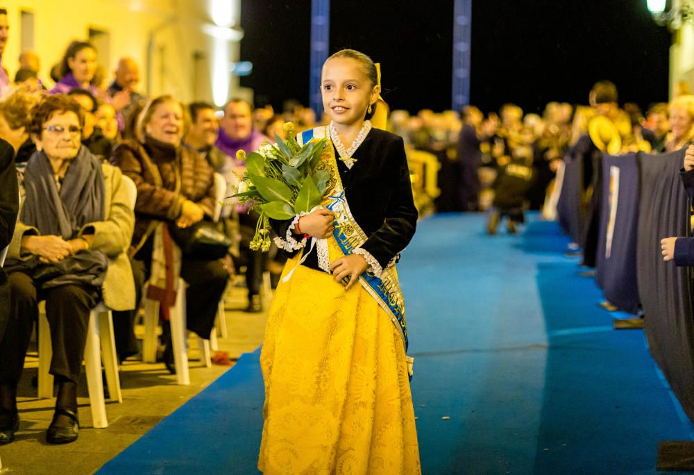 Los festeros de Benidorm homenajean a su patrona en la Ofrenda de Flores