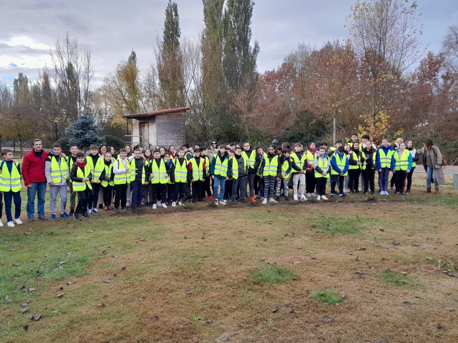 Platación de chopos en la jornada medioambiental el IES Los Sauces de Benavente