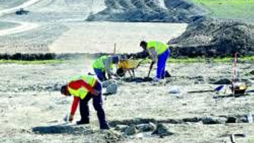 Hallados restos arqueológicos en las obras del AVE cerca de Cáceres