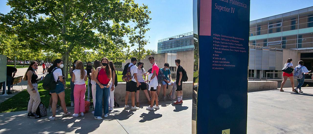 La Escuela Superior Politécnica de la Universidad de Alicante acoge por primera vez este año exámenes de Selectividad. | RAFA ARJONES