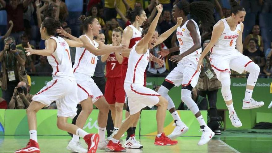 Las jugadoras de la selección española saltan entusiasmadas tras ganar el partido en el último segundo. // Efe