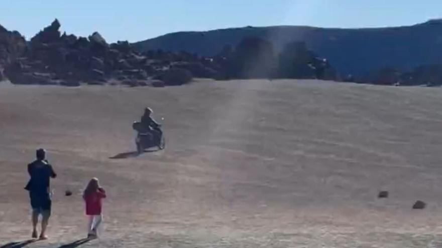 Circula en moto por el Teide y presume de ello en redes sociales