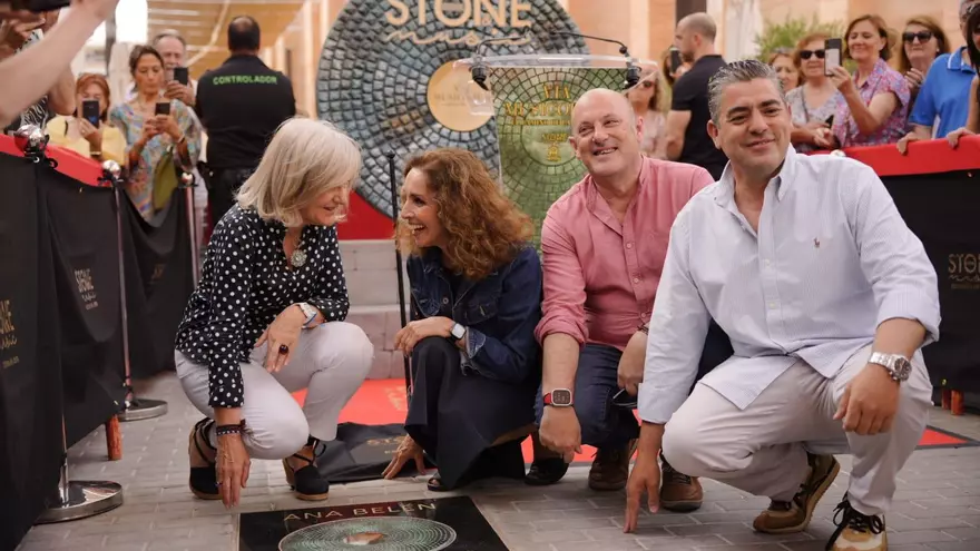 Vídeo | Ana Belén descubre la estrella-vinilo en el paseo de la música de Mérida