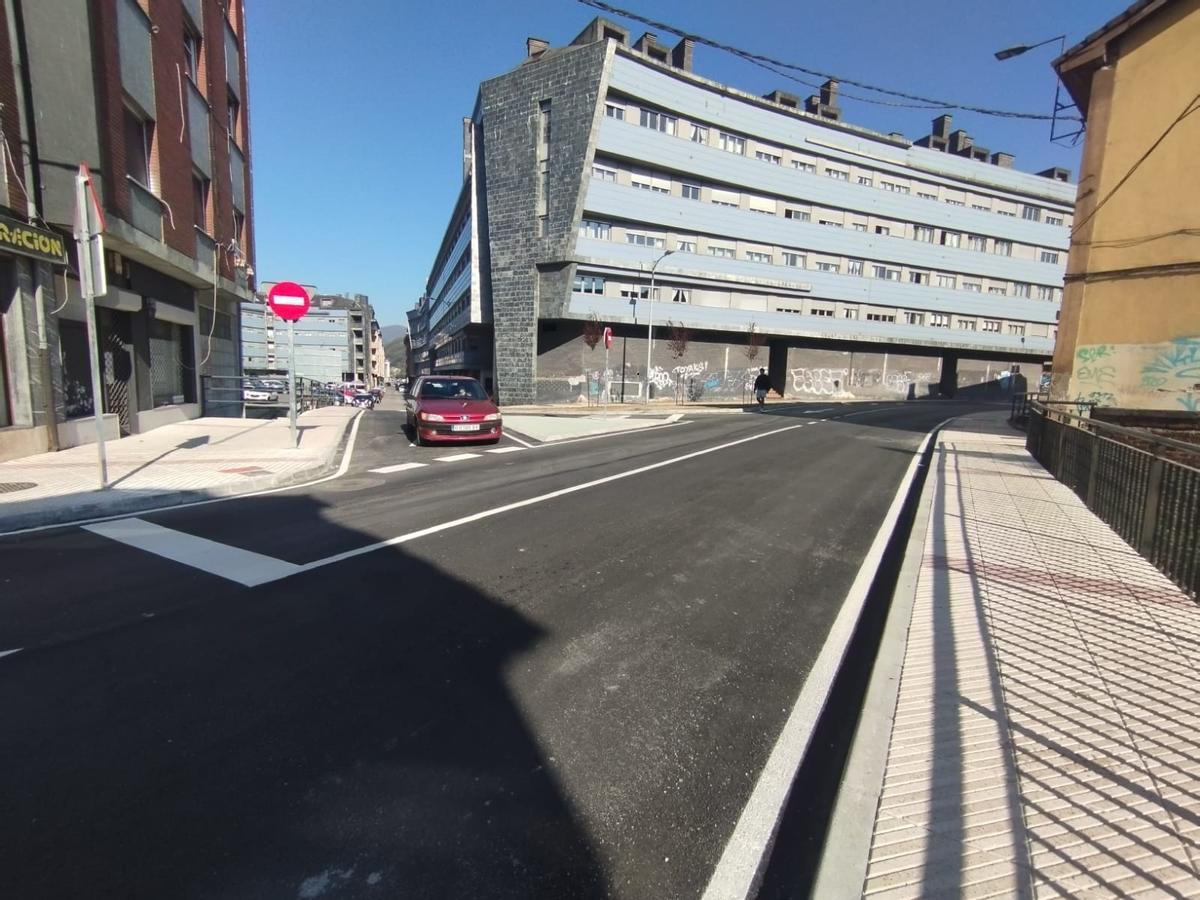 Un coche en la confluencia de Alfonso Argüelles y la avenida de Gijón.