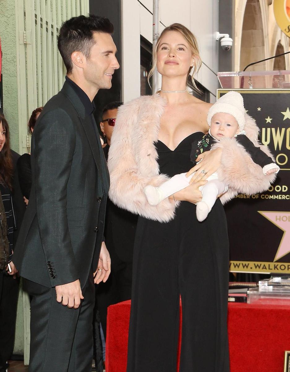 Adam Levine con su mujer y su hija.