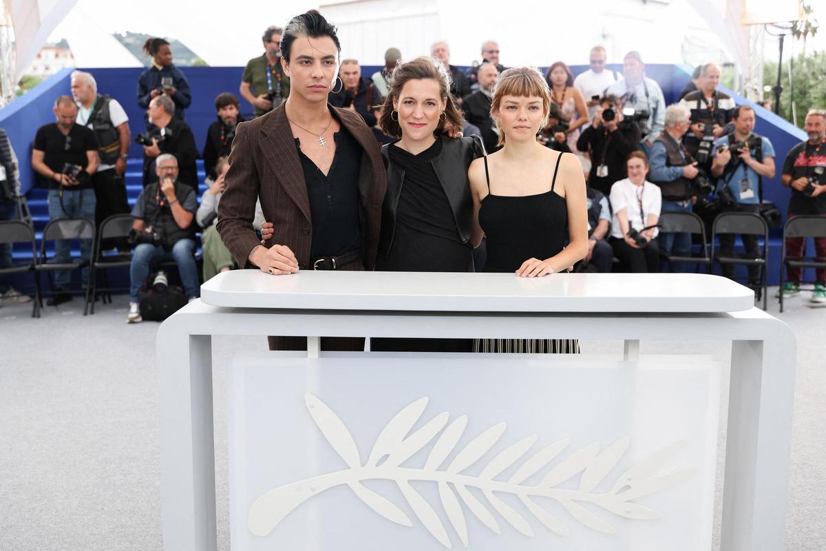 Carla Simón y el equipo de Romería posan en Cannes