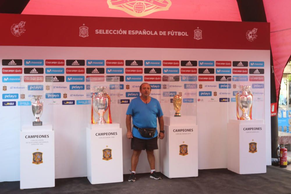 Cientos de aficionados hacen cola durante todo el jueves para fotografiarse con los trofeos de La Roja