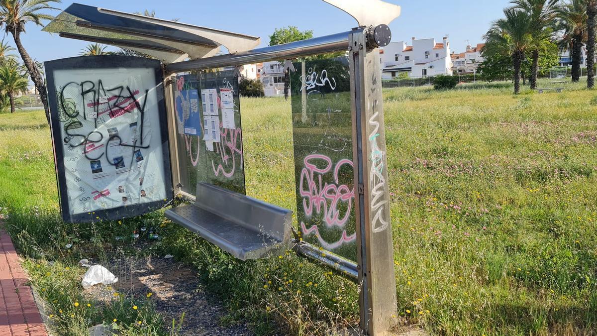 Una de las paradas de bus de la zona de Torrealmendros