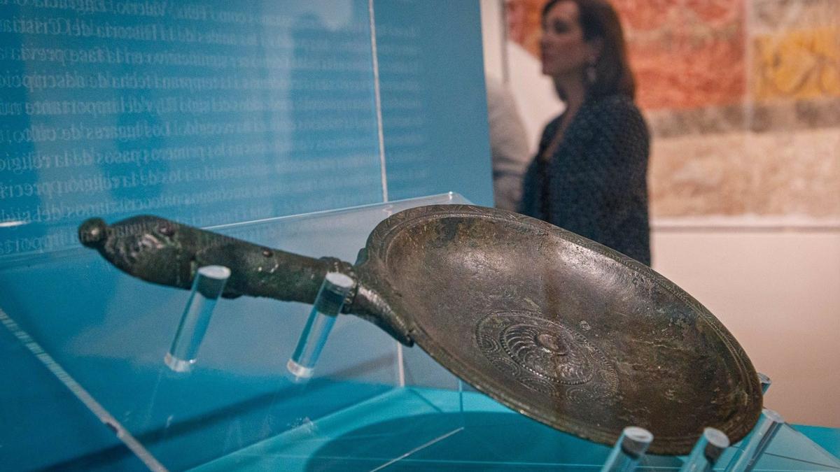 La consejera municipal Sara Fernández, durante su visita al Teatro Romano de Zaragoza