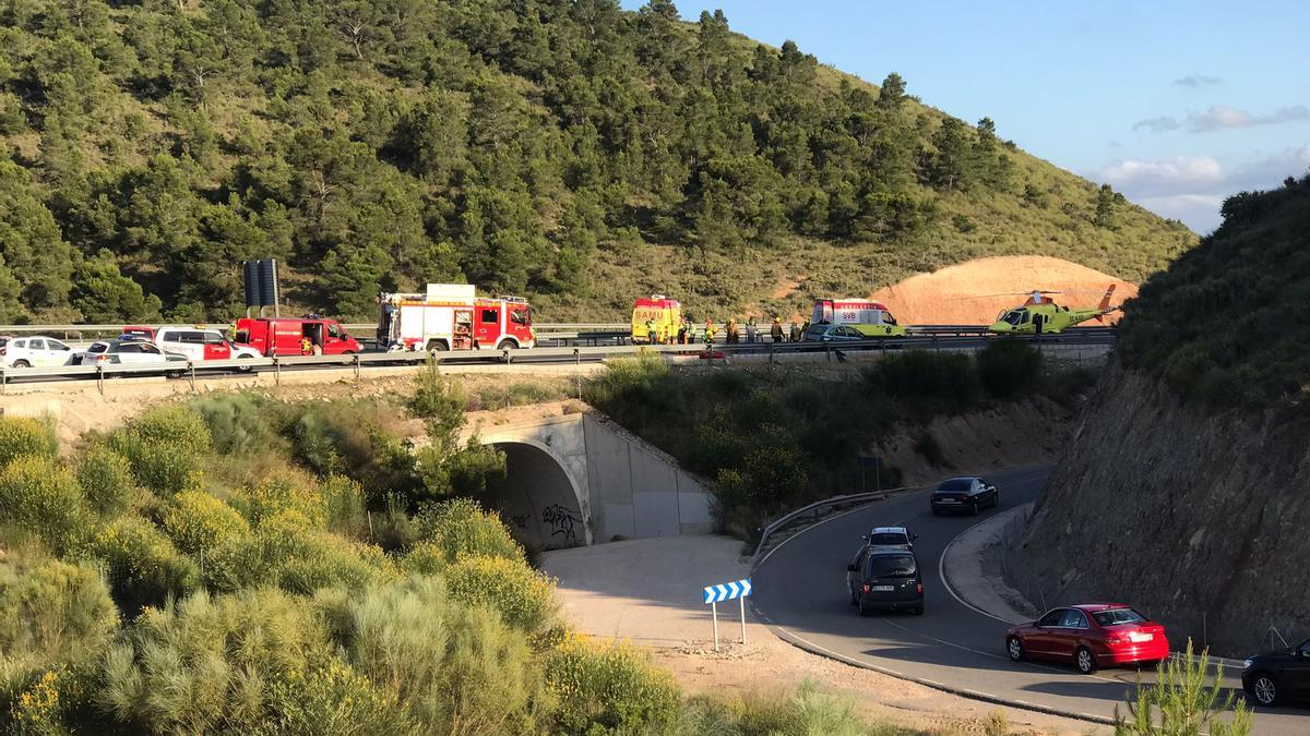 Medios sanitarios y de la Guardia Civil de Tráfico desplazados al lugar del siniestro en la A-7 en Tibi.