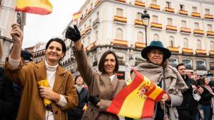 Varias asistentes al desfile de la comitiva de la princesa Leonor hacia el Congreso en la Puerta del Sol.