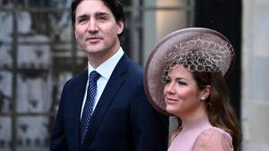 Fotografía de archivo fechada el 6 de mayo de 2023 que muestra al primer ministro canadiense, Justin Trudeau (i), y a su esposa, Sophie Grégoire, a su llegada para la ceremonia de coronación del rey Carlos III, en Londres (Reino Unido). El primer ministro de Canadá, Justin Trudeau, y su esposa, Sophie Grégoire, anunciaron este miércoles que han decidido separarse tras 18 años de matrimonio. La pareja comunicó su decisión a través de sus respectivas cuentas de Instagram. EFE/ Andy Rain
