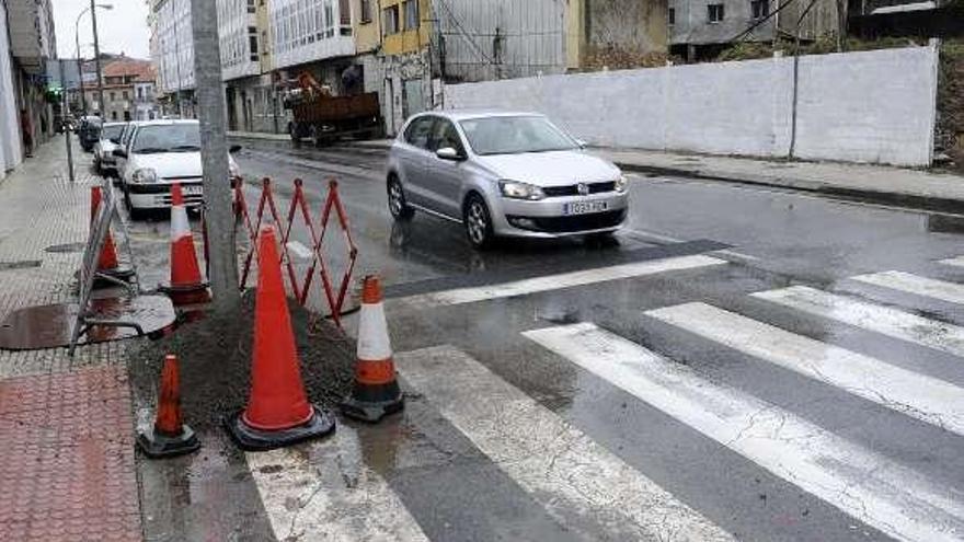 Las obras iniciadas para instalar los semáforos.  // Noé Parga