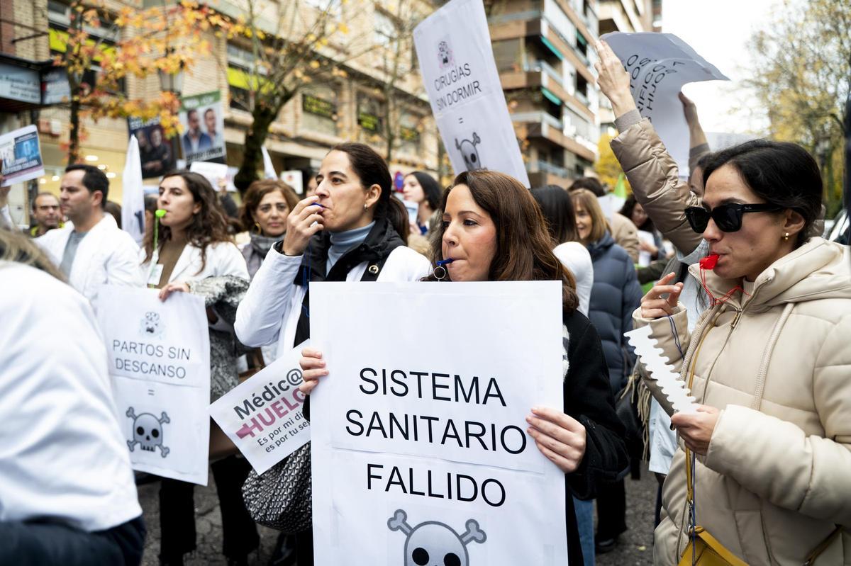 Fotogalería | Los médicos extremeños se manifiestan contra el Estatuto Marco del Ministerio de Sanidad