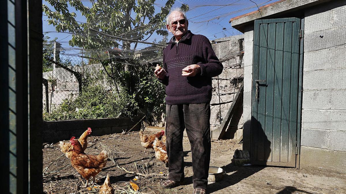 Matilde Lorenzo en el balcón de su casa, donde siembra patatas.  | // R. GROBAS