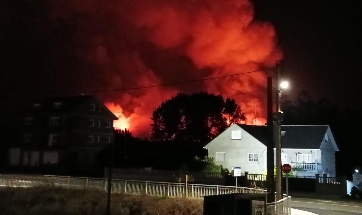 Llamas del gran incendio de Vimianzo y Laxe, visto desde el lugar de Torelo.